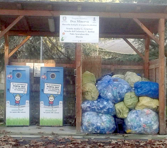 Uno spazio raccolta in una scuola di Savignano